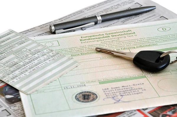 Controllo dei documenti della moto